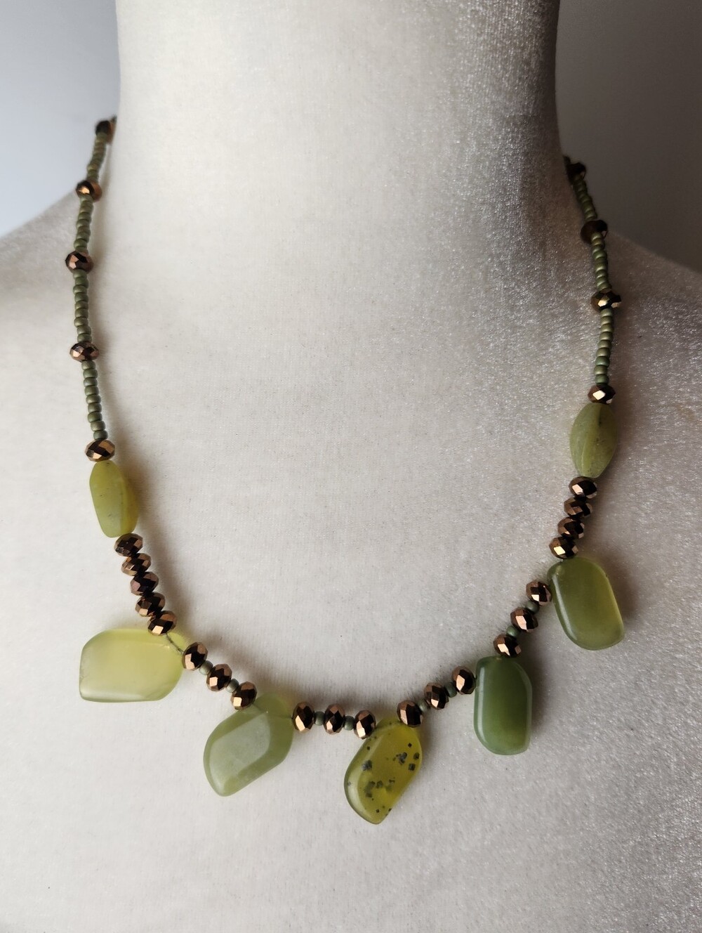 Green Beaded Stone Necklace - Elegant Women's Jewelry
